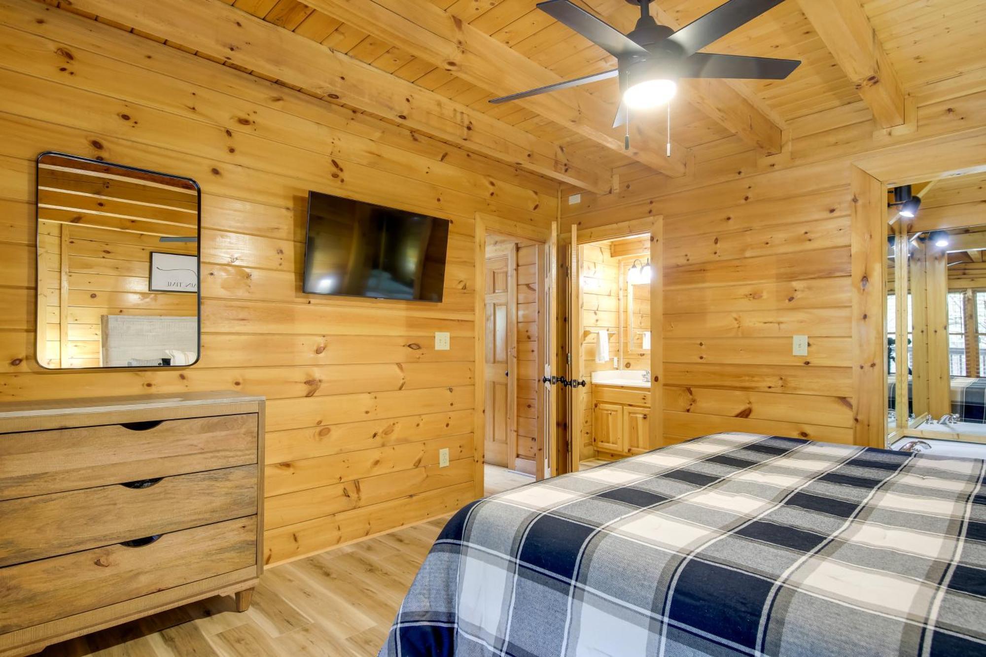 Vacation With Private Hot Tub! Holiday home *
