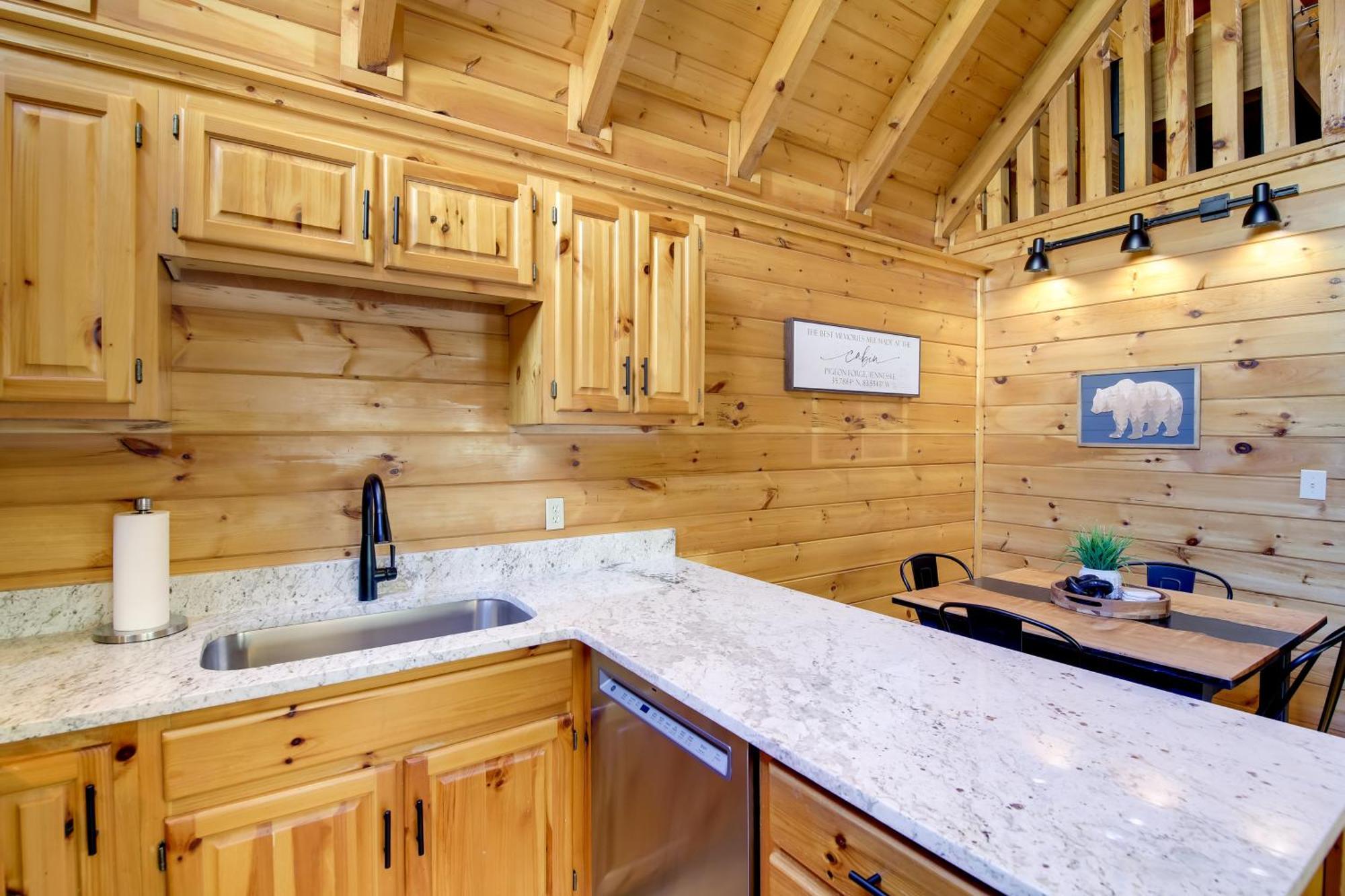 Vacation With Private Hot Tub! *